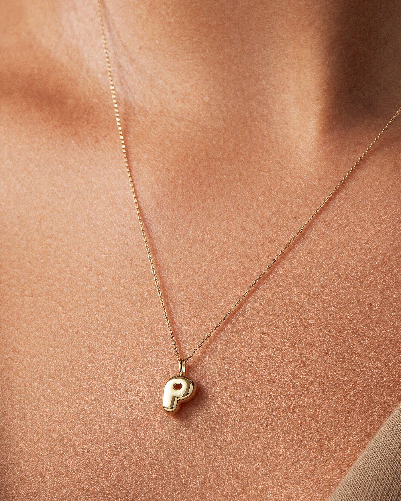 14K Gold Bubble Letter Necklace - P - Image 4