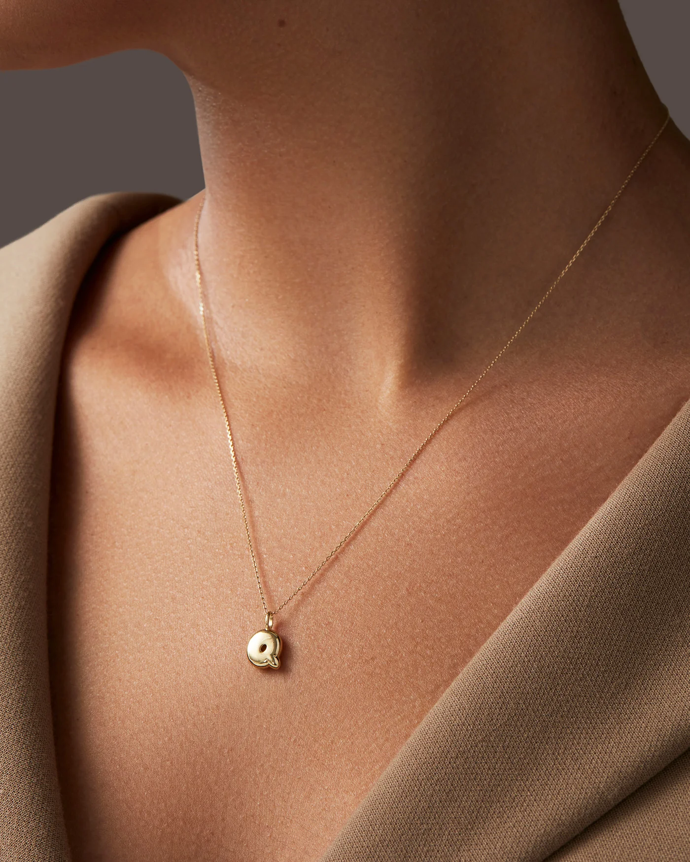 14K Gold Bubble Letter Necklace - Q - Image 2