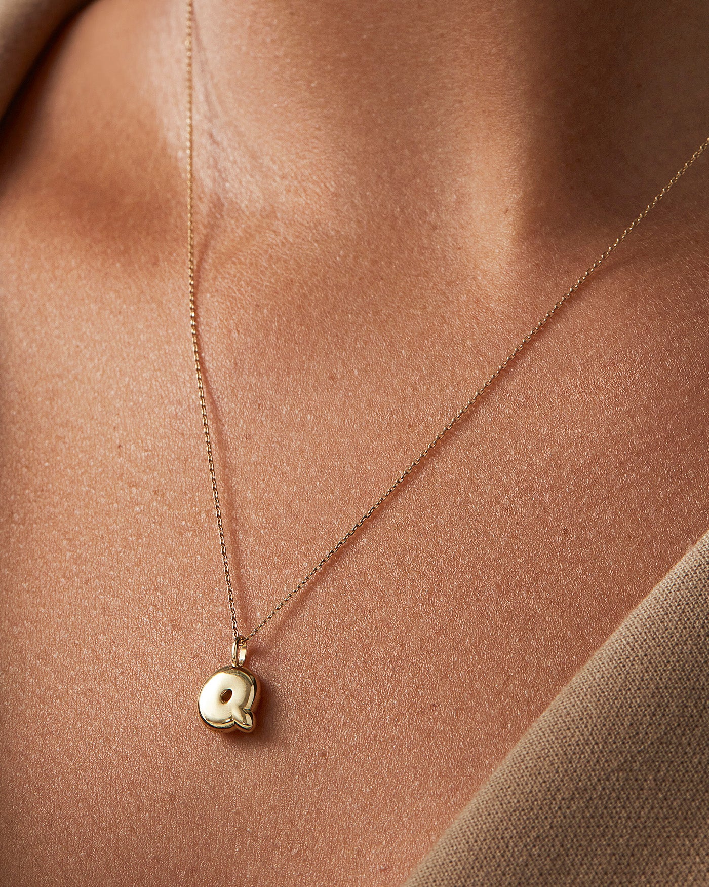 14K Gold Bubble Letter Necklace - Q - Image 4
