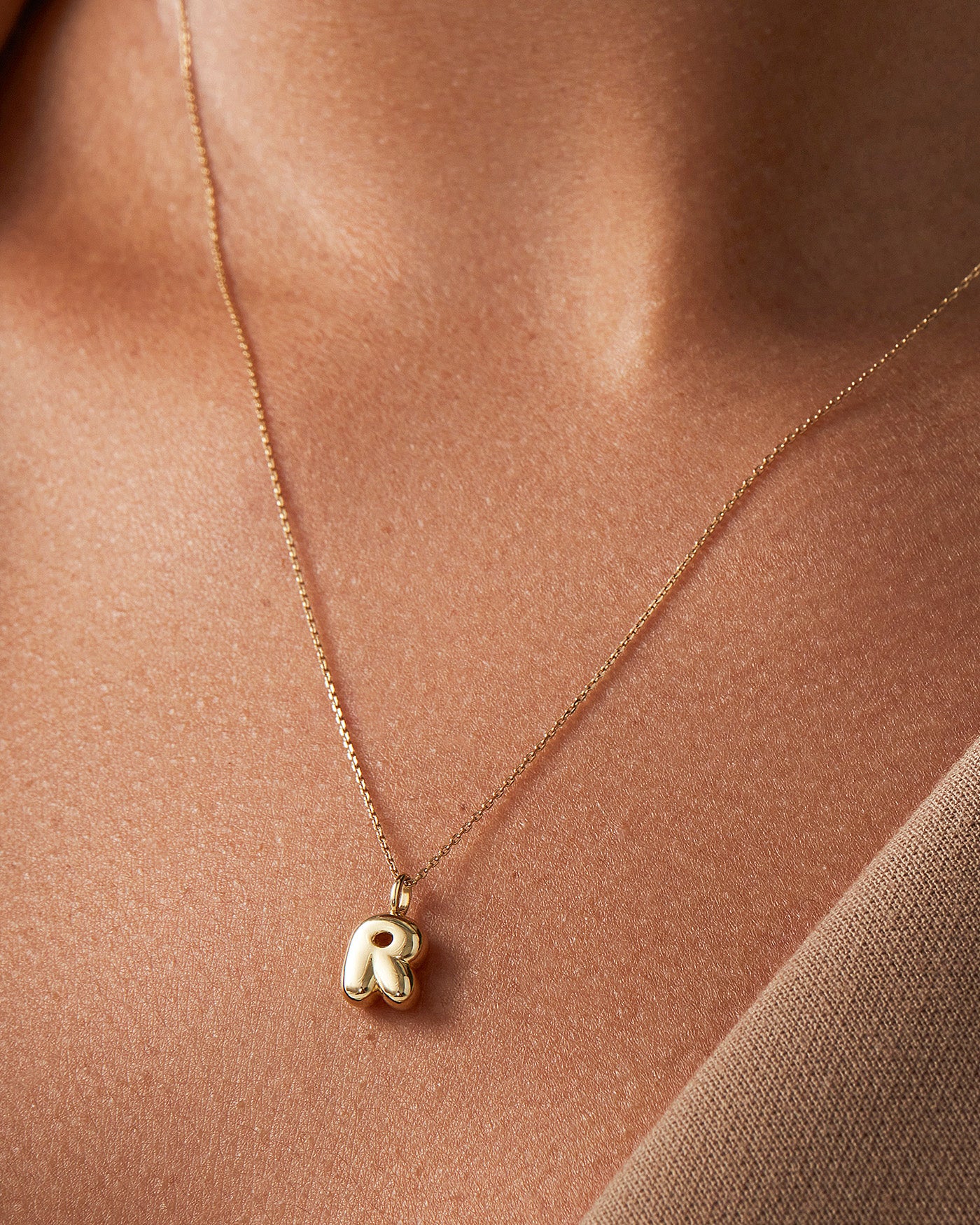 14K Gold Bubble Letter Necklace - R - Image 4