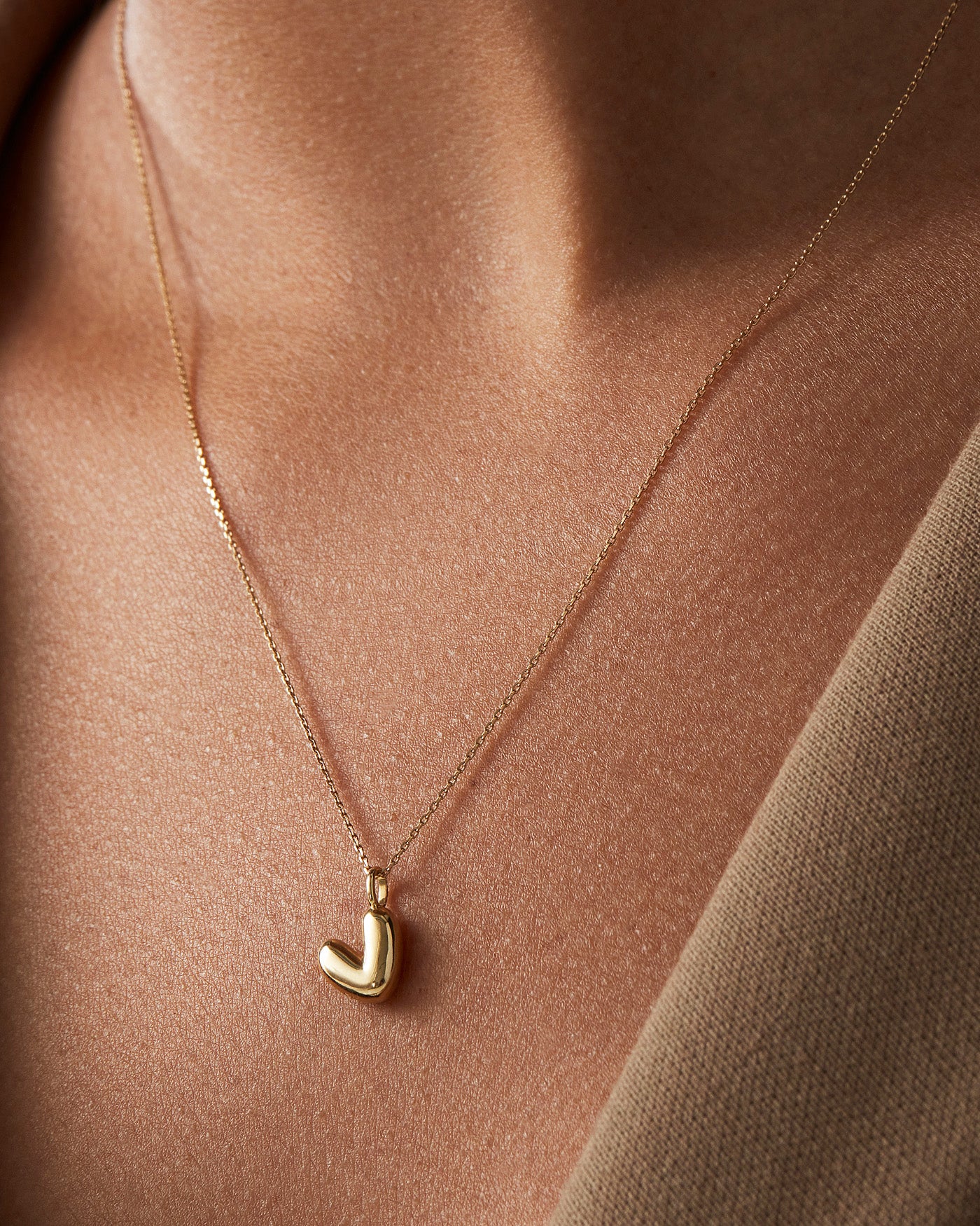 14K Gold Bubble Letter Necklace - V - Image 4